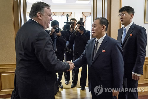 ▲ 마이크 폼페이오 미국 국무장관(왼쪽)과 김영철 북한 노동당 부위원장 겸 통일전선부장(오른쪽 두 번째)이 7일(현지시간) 북한 평양의 백화원 영빈관에서 이틀째 회담을 시작하기 전 악수하고 있다.