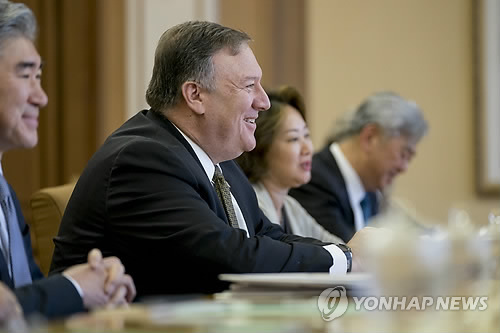 ▲ 마이크 폼페이오 미국 국무장관(왼쪽 두 번째)이 방북 이틀째인 7일(현지시간) 평양 백화원 영빈관에서 김영철 북한 노동당 부위원장 겸 통일전선부장과 대화를 나누고 있다.