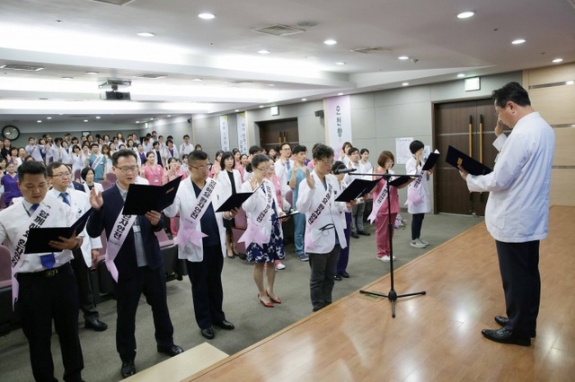 ▲ 사본 -1. 7월 2일 순천향대 부천병원 교직원들이 환자 중심의 안전하고 수준 높은 의료서비스를 제공할 것을 선서하고 있다.(환자안전의 달 선포식)