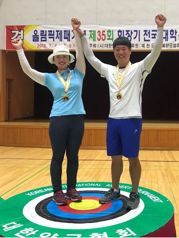 ▲ 제35회 회장기 전국실업ㆍ대학양궁대회 일반부 혼성경기에서 우승을 차지한 이은아(왼쪽)와 이승윤이 시상식 후 금메달을 목에 건 채 환하게 웃고있다.