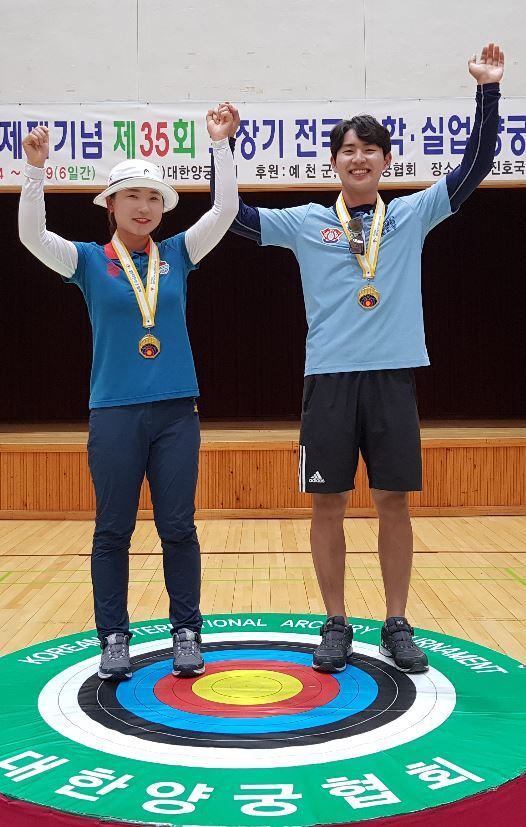 ▲ 제35회 회장기 전국실업ㆍ대학양궁대회 대학부 혼성경기에서 우승을 차지한 경희대의 차송희(왼쪽)와 강석이 시상식 후 손을들어올리며 환하게 웃고있다.