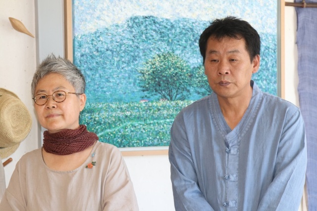 ▲ 전시회를 기획한 정혜경 관장과 도예가 김병국 작가