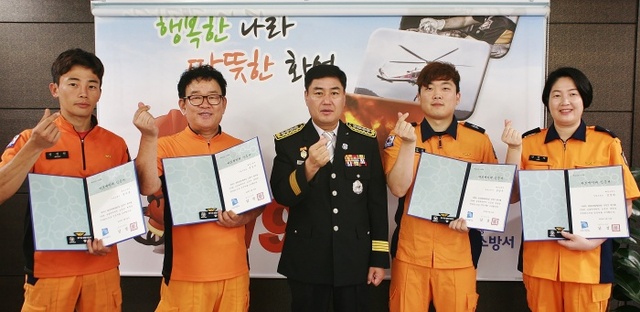 ▲ 화성소방서, 소중한 생명 구한 소방대원에 하트세이버 인증서 수여