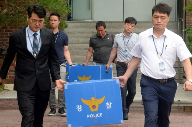 ▲ 10일 오후 인천시 계양구 경인여자대학교에서 인천지방경찰청 지능범죄수사대 수사관들이 압수수색을 벌여 확보한 압수품을 차량으로 옮기고 있다. 송길호기자