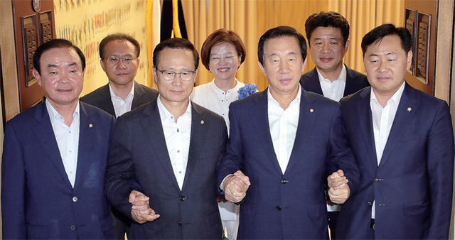 ▲ 모처럼 손잡은 여야 10일 오후 국회에서 20대 국회 후반기 원구성 협상을 타결한 교섭단체 원내대표들이 손잡고 있다. 왼쪽부터 평화와정의 장병완, 더불어민주당 홍영표, 자유한국당 김성태, 바른미래당 김관영 원내대표. 연합뉴스