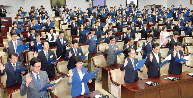 ▲ 제10대 경기도의회가 10일 개원식을 갖고 본격적인 활동에 들어갔다. 이날 도의회 본회의장에서 열린 개원식에서 142명의 도의원들이 4년 임기동안 의정활동에 최선을 다할 것을 다짐하는 선서를 하고 있다. 김시범기자