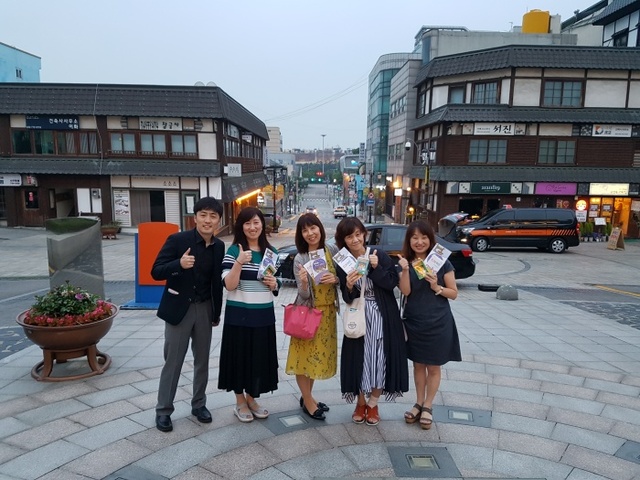 ▲ 드라마 스위치 촬영지인 중구청 앞서 일본관광객들이 기념사진을 찍고 있다. 중구청 제공