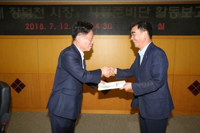 ▲ 2.장덕천+부천시장(왼쪽)이+염종현+시정준비단장(경기도의원)으로부터+활동보고서를+받고+있다