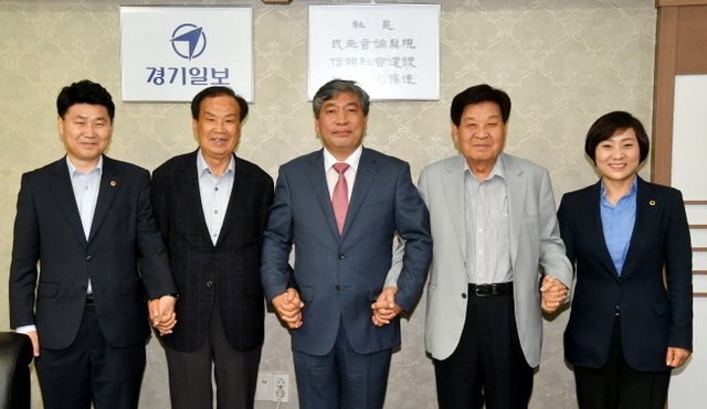 ▲ 12일 수원 경기일보사를 방문한 제10대 경기도의회 송한준 의장과 김원기, 안혜영 부의장이 본보 신선철 회장, 신항철 대표이사 사장과 기념촬영을 하고 있다. 김시범기자