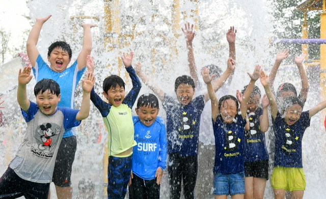 ▲ 전국에 폭염경보 및 주의보가 내려진 12일 수원시 일월공원 물놀이장에서 개구쟁이들이 물놀이를 즐기며 더위를 식히고 있다. 기상청은 30도를 웃도는 찜통더위가 이번 주말까지 이어질 것이라고 예보했다. 김시범기자