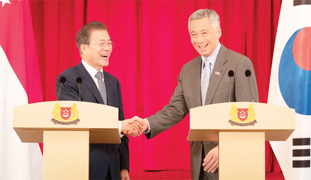 ▲ 한·싱가포르 정상 ‘악수’ 싱가포르를 국빈 방문 중인 문재인 대통령과 리셴룽 총리가 12일 오후 대통령궁인 이스타나에서 한·싱가포르 공동언론 발표를 마치고 악수하고 있다. 연합뉴스