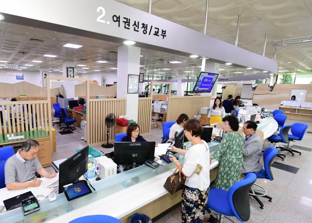 ▲ 새롭게 리모델링 된 화성시청 민원실.화성시 제공