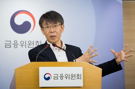 ▲ 최 훈 금융위 금융서비스국장이 서울 종로구 정부서울청사 합동브리핑실에서 금융분야 클라우드 이용 확대방안을 발표했다. 사진/금융위원회