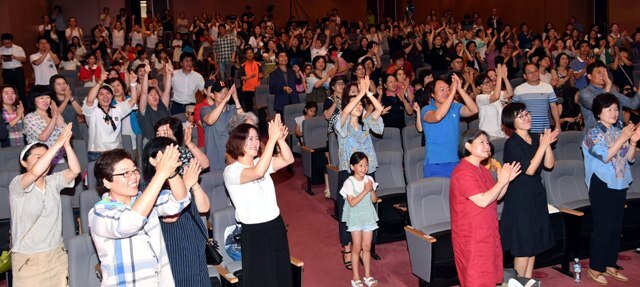 ▲ 14일 용인시청 에이스홀에서 열린 ‘2018 따복 토크콘서트’에서 관객들이 토크쇼와 공연등을 관람하며 즐거워 하고 있다.전형민기자