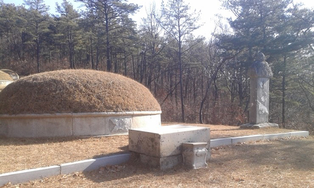 ▲ 수원시 향토유적 제22호로 지정된 이고 묘역.