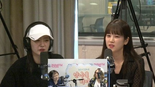 ▲ '언니네 라디오'에 출연한 에이핑크 윤보미 박초롱. SBS 러브FM