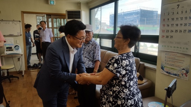 ▲ 엄태준 이천시장이 무더위 쉼터를 방문해 어르신들의 애로사항을 청취하고 있다 (1)
