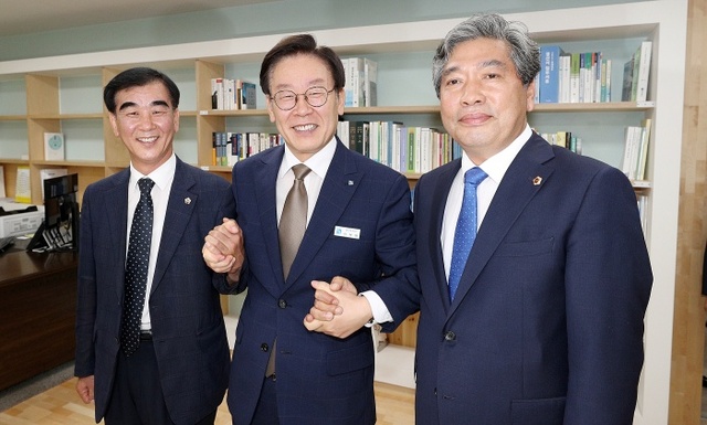 ▲ 18일 오후 경기도지사 집무실에서 이재명 경기도지사가 접견을 하기 위해 찾아온 송한준 경기도의회 의장과 염종현 경기도의회 더불어민주당 대표의원과 손을 잡고 기념촬영을 하고 있다.