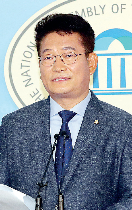 ▲ 더불어민주당 송영길 의원이 18일 오전 국회 정론관에서 8•25 전당대회 당대표 선거 출마를 선언하는 기자회견을 하며 “문재인 정부를 끝까지 지키는 당대표가 되겠다”고 말하고 있다. 연합뉴스