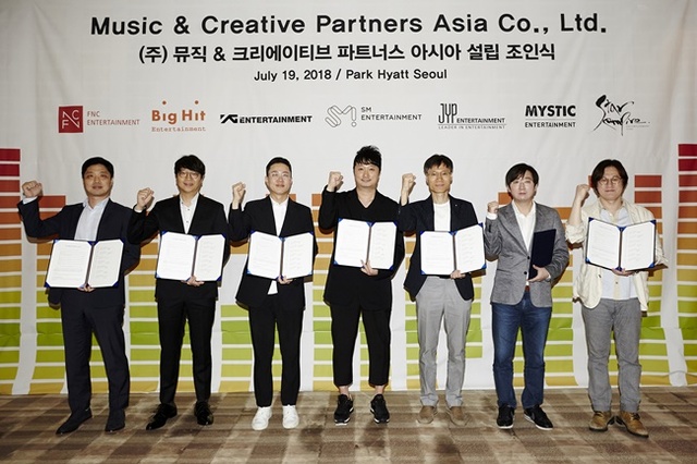 ▲ (왼쪽부터) FNC 김유식 전무 , 빅히트 윤석준 CBO, YG 최성준 전무, SM 한세민 대표이사, JYP 변상봉 부사장, 미스틱 조영철 대표이사, 스타제국 이승주 대표이사