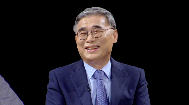▲ '썰전'에 출연한 이종석 전 장관이 북미 정상회담 관련 예측 틀렸다며 사과했다. JTBC