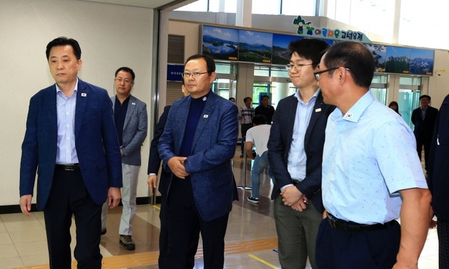 ▲ 동해선 철도 연결구간 남북공동점검을 위해 20일 방북한 우리측 점검단이 출발에 앞서 동해선남북출입사무소에서 취재진에 방북 목적 등을 설명하고 있다. 연합뉴스
