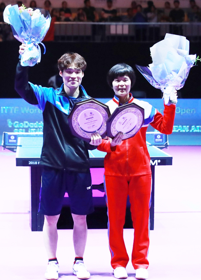 ▲ 2018 코리아오픈 탁구대회 남북 단일팀 혼합복식에서 우승을 차지한 한국 장우진-북한 차효심 조가 21일 대전 충무체육관에서 열린 결승전 시상식에서 나란히 상패를 들어보이고 있다.연합뉴스