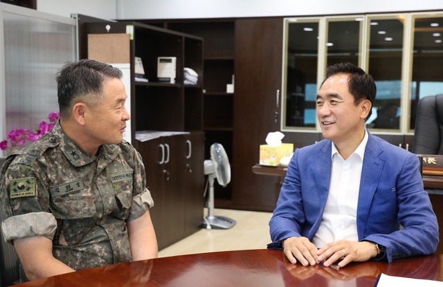 ▲ 정장선 평택시장 미8군 한측 행정부사령관 김태업 준장과 한미협력 강화 논의