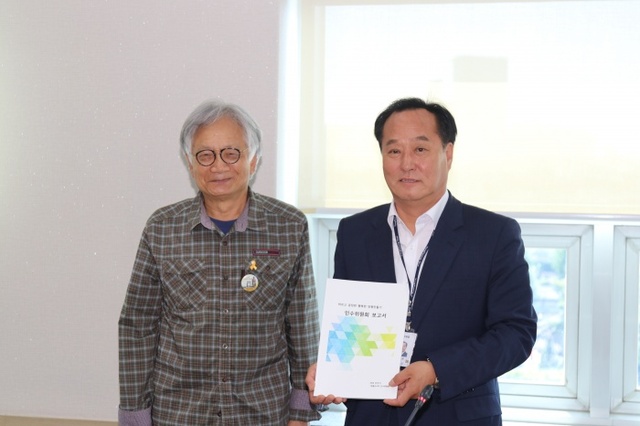 ▲ 임승기 인수위원장으로부터 인수위 보고서를 전달 받은 정동균 양평군수