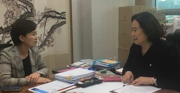 ▲ 안산-김현미장관과 면담하고 있는 박순자 위원장