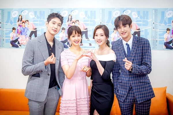 ▲ MBC '사생결단 로맨스' 지현우 이시영 김진엽 윤주희의 손하트 애교 독려 인증샷. 세이온미디어 중휘미디어 iMBC