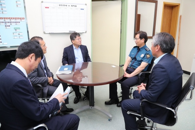 ▲ 홍인성 중구청장이 지난3일 중부경찰서를 방문해 조정필 서장에게 주민에게 공감 받는 치안행정 서비스에 힘써줄 것을 당부했다. 인천중구청제공
