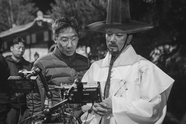 ▲ 영화 '명당' 촬영 현장에서 배우 지성이 박희곤 감독과 뭔가를 상의 중이다. 메가박스중앙㈜플러스엠