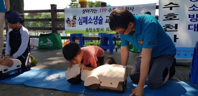 ▲ 송탄소방서 고덕의용소방대가 소풍정원에서 심폐소생술 부스를 운영