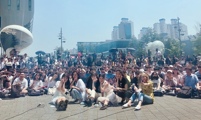 ▲ 팬들과 함께 한 에이핑크. 플랜에이엔터테인먼트