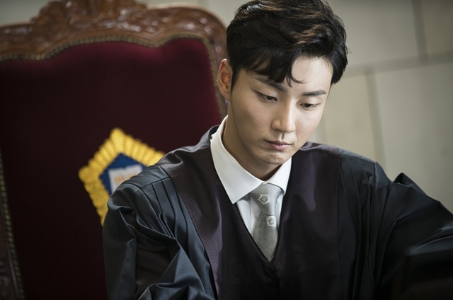 ▲ '친애하는 판사님께' 윤시윤이 법복을 입은 모습이 포착됐다. SBS
