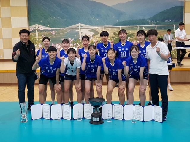 ▲ 제52회 대통령배 전국남녀중ㆍ고배구대회에서 2년 만에 정상에 오른 안산 원곡고 여자 배구팀.원곡고 제공