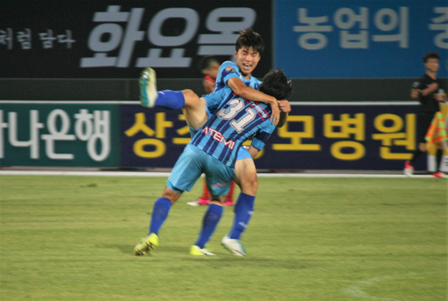 ▲ 양평FC가 25일 펼쳐진 2018 KEB하나은행 대한축구협회(FA)컵 32강전에서 상주 상무와 치열한 승부를 펼치고 있는 모습.양평FC 제공