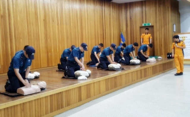 ▲ 26일 의정부경찰서는 소방측 전문가를 초빙해 여름철 재난 대비 인명구조 훈련을 실시했다. 의정부경찰서 제공