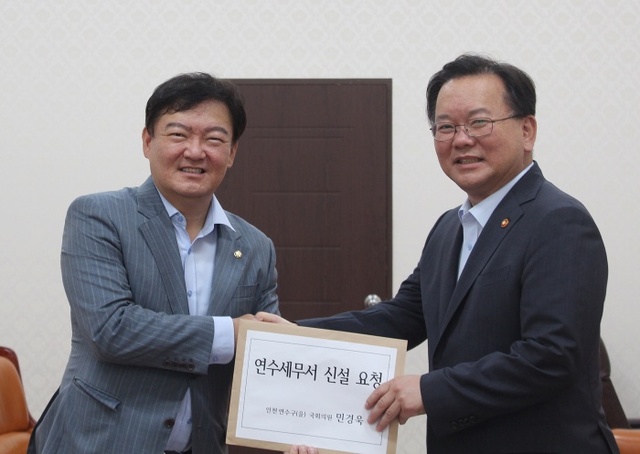 ▲ 민경욱 의원(왼쪽)과 김부겸 행정안전부 장관