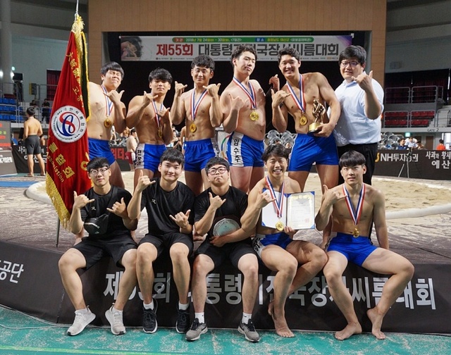 ▲ 26일 충남 예산군 윤봉길체육관에서 열린 제55회 대통령기전국장사씨름대회 고등부 단체전에서 대구 영신고를 누르고 10년 만에 전국대회 우승을 차지한 수원농생명과학고 선수단이 기념촬영을 하고 있다.대한씨름협회 제공
