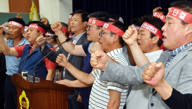 ▲ 경기도상인연합회(회장 봉필규) 소속 50여명이 26일 경기도의회 브리핑룸에서 최저임금 인상의 업종별 차등화 및 대형 쇼핑몰 및 마트의 골목상권 진출 금지를 요구하는 기자회견을 하고 있다. 김시범기자