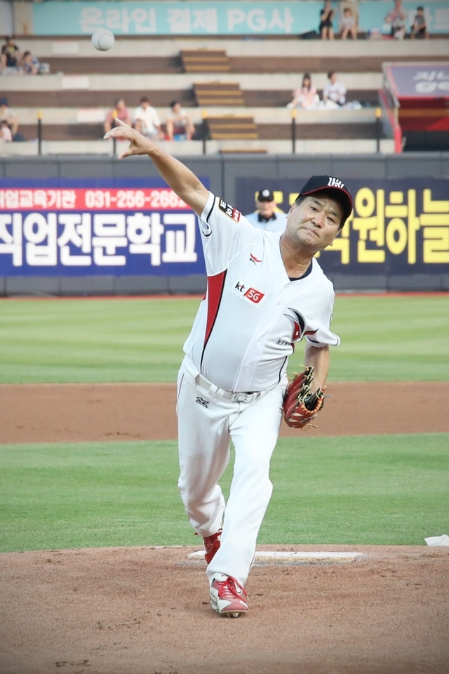 ▲ 27일 수원 케이티위즈파크에서 열린 프로야구 KT 위즈-LG 트윈스 경기에 앞서 김재철 경기도야구소프트볼협회장이 시구를 하고 있다.KT 위즈 제공