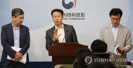 ▲ 정부세종청사 공정거래위원회에서 유진수 숙명여대 교수(왼쪽부터), 이봉의 서울대 교수, 이황 고려대 교수 등 공정거래법 전면개편 특별위원회 분과 위원장들이 최종보고서를 발표했다. 사진/연합뉴스