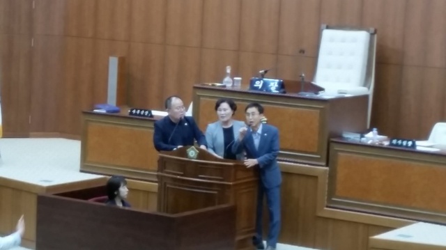 ▲ 김정경의원(사진 좌측)의 발언을 놓고  실랑이를 벌이고 있다.
