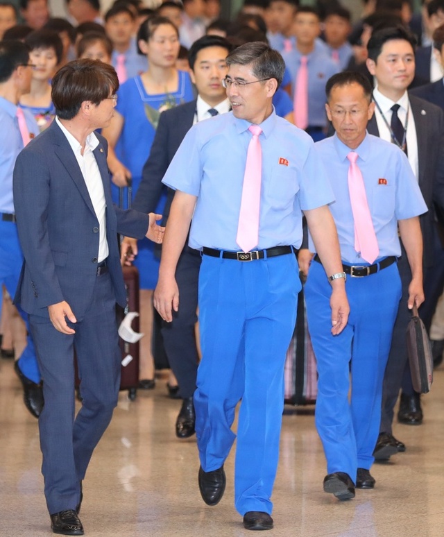 ▲ 2018 자카르타-팔렘방 아시안게임에 출전하는 여자농구·카누 용선·조정 남북단일팀의 북측 선수단이 29일 오후 인천국제공항을 통해 입국했다. 북측 단장으로 입국한 한호철 북한올림픽위원회 사무국장(앞줄 가운데)이 대한체육회 박철근 국제협력본부장(앞줄 왼쪽)의 안내를 받으며 선수단과 함께 건물을 나서고 있다. 연합뉴스