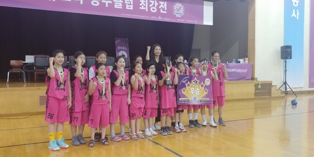 ▲ 제12회 WKBL 유소녀농구클럽최강전에서 초등 고학년부(5ㆍ6학년부) 우승을 차지한 수원W(PEC 스포츠아카데미) 선수들이 기념촬영을 하고 있다.PEC 제공