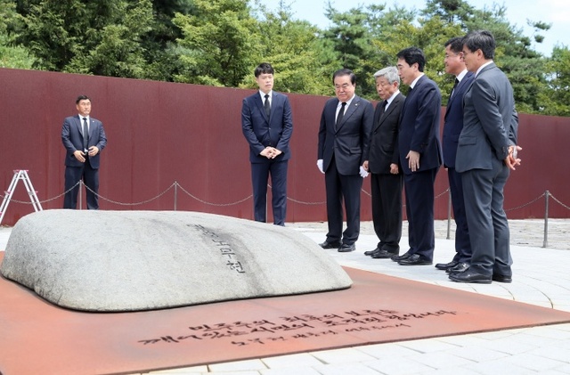 ▲ 노 전 대통령 묘역 참배(2)