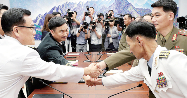 ▲ 남북 ‘맞손’ 31일 오후 판문점 평화의집에서 제9차 남북장성급회담을 마친 우리측 수석대표 김도균 국방부 대북정책관(왼쪽 에서 두 번째)를 비롯한 남측 대표단과 북측 대표단이 악수하고 있다. 이날 회담에서 양측은 공동보도문을 채택하지는 못했지만 다양한 의견을 교환했다. 우리측은 오는 9월 서울안보대화에 북측을 초청했다. 연합뉴스