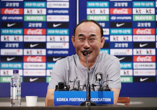 ▲ 2018 자카르타-팔렘방 아시안게임 남자 축구대표팀의 김학범 감독이 31일 오후 파주 NFC에서 취재진과 인터뷰하고 있다.연합뉴스